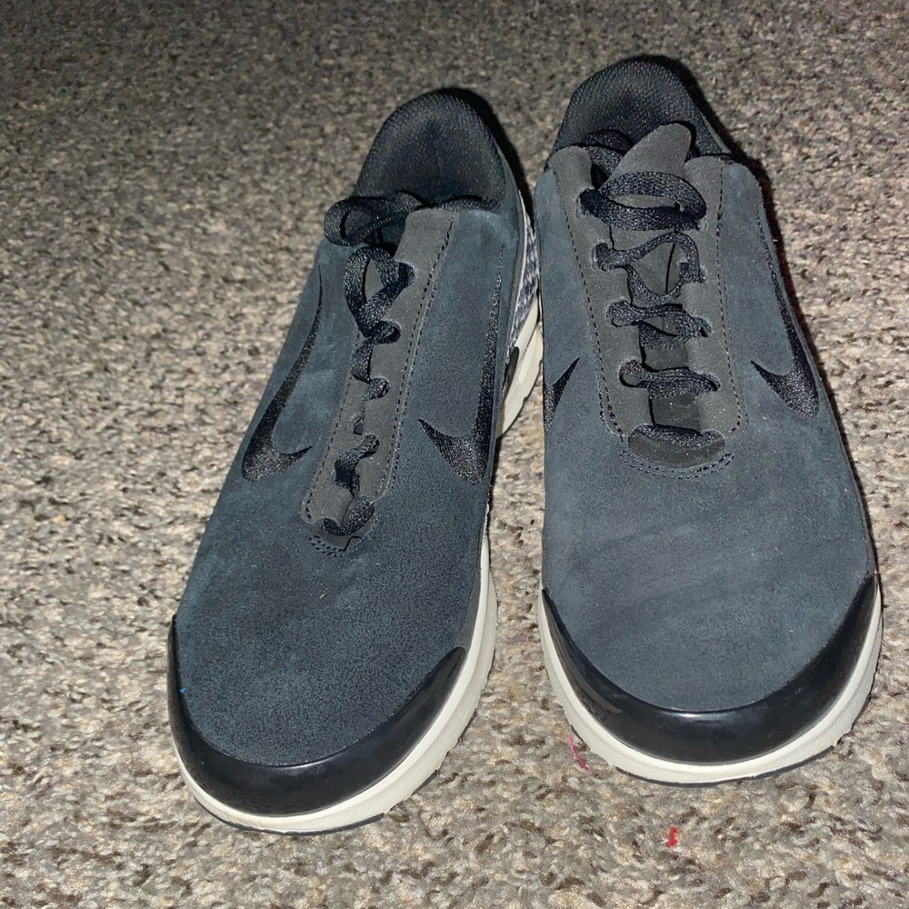 Nike tennis shoe